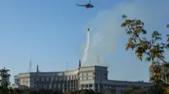 Um helicóptero despejando água para apagar as chamas na sede do governo.