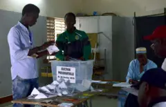 Des agents de la commission électorale comptent les votes lors de l'élection présidentielle dans un bureau de vote à Dakar le 24 février 2019. 