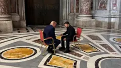 Donald Trump e Zelensky, sit opposite each other in red and gold chairs