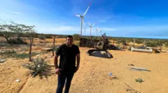 José Luis Iguarán frente a las turbinas en su territorio.