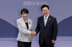 악수하는 다카이치 사나에 일본 총리와 이재명 한국 대통령