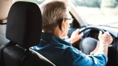 Estudo diz ser possível identificar doença a partir da forma como guiamos um veículo - e abre caminho para diagnóstico mais barato e precoce, o que é chave no tratamento.