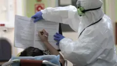 врач