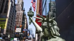 Нью-Йорк шаҳридаги АҚШ давлат байроғини кўтариб турган Озодлик ҳайкали