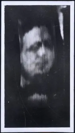 Imagem de rosto mal definida, transmitida nos primeiros experimentos da história da televisão
