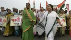 সিঙ্গুরের কৃষক আন্দোলনের নেতৃত্ব দিয়েছিলেন বর্তমান মুখ্যমন্ত্রী মমতা ব্যানার্জী