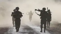 چند سرباز اسرائیلی در خاک و دود 