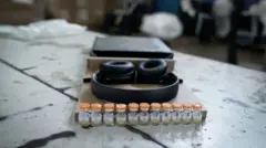 Ampolas foram encontradas dentro de embalagem de fone de ouvido, em Foz