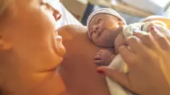 Uma mãe com seu bebê
