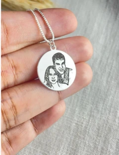 Colar com imagem de um casal em forma de desenho