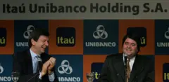 O banqueiro Roberto Setubal, do Itaú, e Pedro Moreira Salles, do Unibanco, sorriem durante uma coletiva de imprensa anunciando a fusão de suas instituições, em São Paulo, em 3 de novembro de 2008
