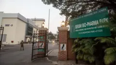 পুনেতে সিরাম ইনস্টিটিউটের একটি কারখানা। ফাইল ছবি