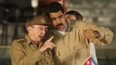 Nicolás Maduro (dir.) e Raúl Castro, em imagem de arquivo