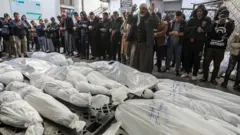 فلسطينيون يصلون صلاة الجنازة على أشخاص قتلوا قي غارات إسرائيلية على رفح