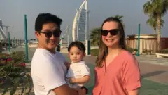 ليجيا وروبرت مع ابنتهما في صورة تذكارية.