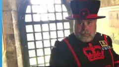 코로나19 사태 속의 영국 근위병 '비피터' 근황