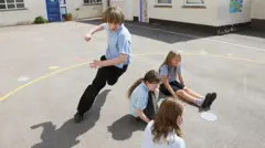 Crianças brincam no pátio de uma escola