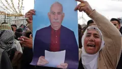 Öcalan posteri tutan bir kadın