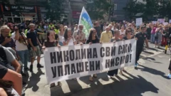 Žene drže transparent na kojem je napisano "Nikolina svi smo, uplašeni nismo"