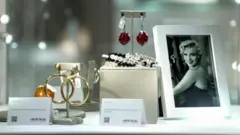 Joyas de Marilyn Monroe exhibidas junto a una foto enmarcada de la actriz