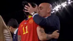 Luis Rubiales kisses Jenni Hermoso