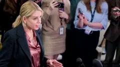 Пэм Бонди на пресс-конференции