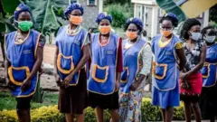 Femmes portant des masques faciaux
