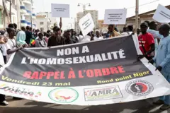 Des manifestants brandissent une pancarte sur laquelle on peut lire « Non à l'homosexualité, appel à l'ordre » lors d'une manifestation appelant à la criminalisation de l'homosexualité au Sénégal, à Dakar, le 23 mai 2025.