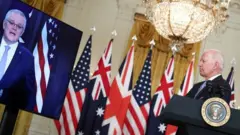 Perezida w'Amerika Joe Biden avuga ijambo mu buryo bw'ikoranabuhanga ry'iyakure, mu itangizwa ry'amasezerano ku mutekano, hamwe na Minisitiri w'intebe wa Australia Scott Morrison
