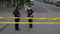 Deux policiers dans la zone bouclée après l'attentat.