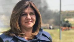 صورة من قناة الجزيرة تظهر شيرين أبو عاقلة ترتدي سترة واقية زرقاء