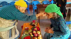 दशैँको दिन टीका लगाउँदै वृद्धाश्रममा ज्येष्ठ नागरिक