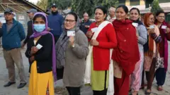 मतदान गर्दै