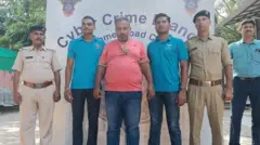 તરુણ જિનારાજ (વચ્ચમાં)