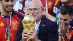 De la Fuente besa el trofeo en la ceremonia de celebración.