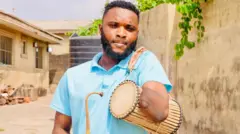 Ayomide Moses to n fi ọwọ kan lu ilu