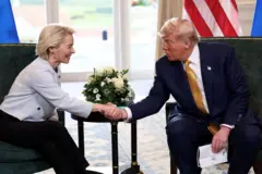 O presidente dos EUA, Donald Trump, cumprimentando a presidente da Comissão Europeia, Ursula von der Leyen