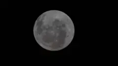 Uma imagem feita no quarto dia da missão Artemis 2 mostra a bacia Oriental na borda direita do disco lunar