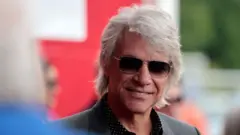 Bon Jovi en una alfombra roja.