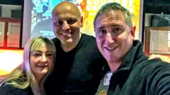 Selfie de Sam Wall, Brad Burton e Alan Price, na qual todos estão sorrindo