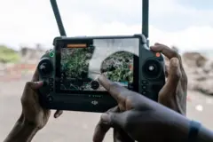 Des soldats congoalais faisant voler un drone sur les positions du M23 