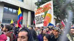 Bogotanos marchan hacia la Plaza Bolívar del centro de la capital este miércoles 7 de enero.