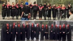 عکس زنان مقابل دانشگاه تهران