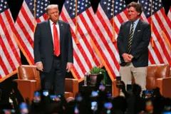 Donald Trump (izquierda) llega para una entrevista en directo con el comentarista estadounidense Tucker Carlson