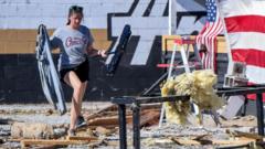 ملعب بيسبول بمدرسة في ميسيسيبي بعد أن ضربه الإعصار الذي تسبب في مقتل ما لا يقل عن 25 شخصا