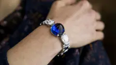 မြန်မာ့ နီလာ၊ စိန်တို့နဲ့ စီချယ်ထားတဲ့ လက်ကောက်ကို ၁၉၂၇ ခုနှစ်က ကာတီယာက ဖန်တီးခဲ့တယ်လို့လည်း ဆိုပါတယ်။