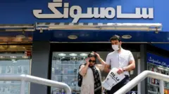 بعضی از فعالان بازار موبایل گفته‌اند از ابتدای سال ۱۳۹۹ واردات گوشی‌های بالای ۳۰۰ یورو به کلی متوقف شده است