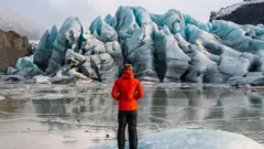 شخص يقف وسط الثلوج