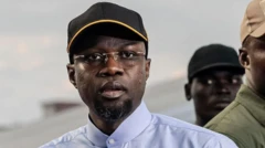 Ousmane Sonko wọ aṣọ olomi buluu pẹlu fila lori