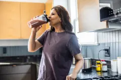 Mulher com shake de proteína